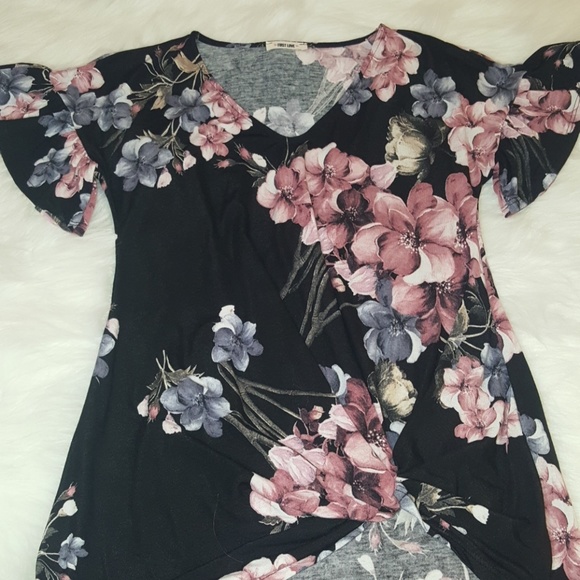 Last 1!!Black Floral Top Small - Picture 3 of 3